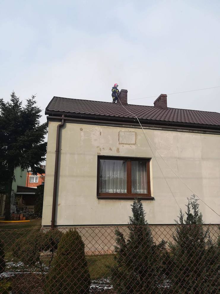 Pożar sadzy w kominie budynku w Skierniewicach 