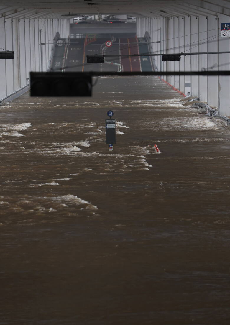 W wyniku powodzi w Korei około 140 dróg pozostaje zamkniętych.