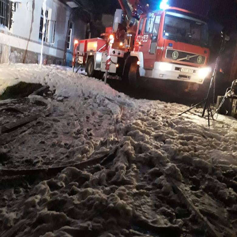 Strażacy walczyli z ogniem przez kilka godzin