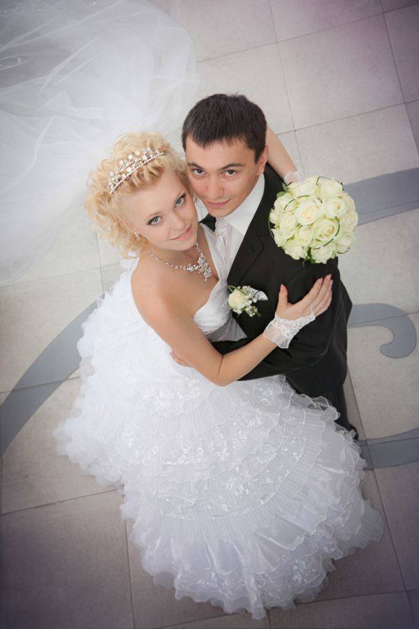 Odmiana nazwisk na zaproszeniach ślubnych to nie jest prosta sprawa. Trzeba stosować wszystkie zasady ujęte w Słowniku Języka Polskiego.