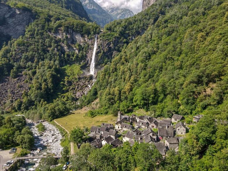 Wodospad i wioska Foroglio w Szwajacrii