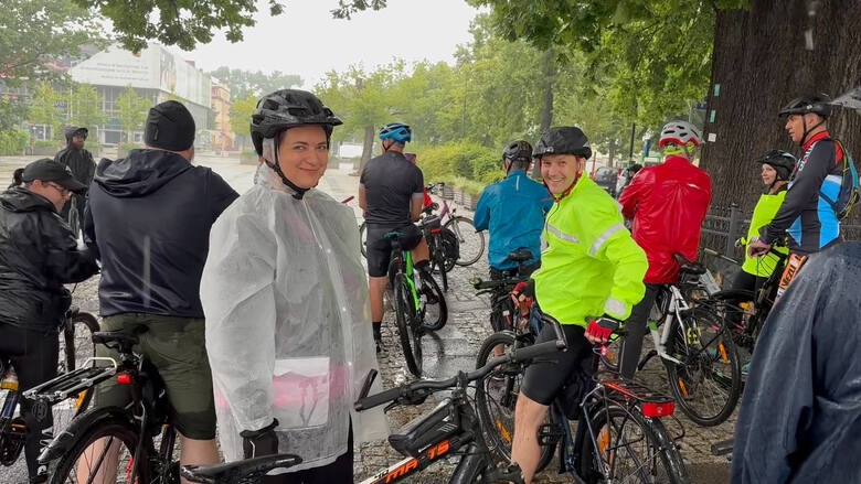 Przygotowani na każdą pogodę... W rajdzie rowerowym na powitanie wakacji udział wzięło ponad 50 osób