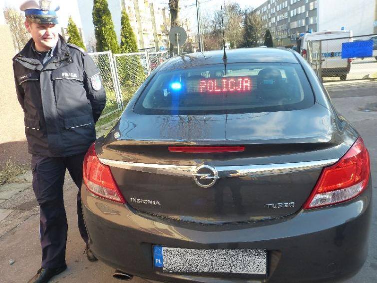 Sierżant sztabowy Piotr Mamla prezentuje nowy radiowóz skarżyskiej policji