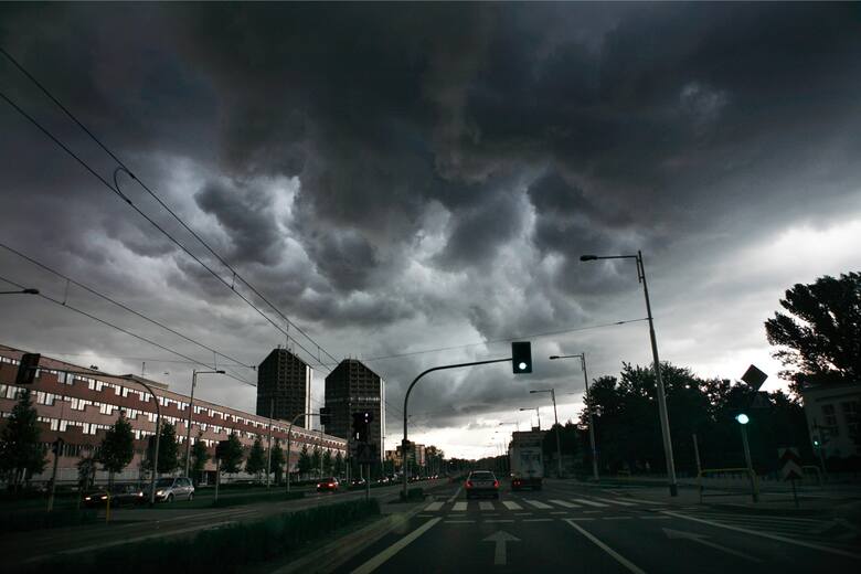 Instytut Meteorologii i Gospodarki Wodnej ostrzega przed burzami i opadami gradu, które mogą pojawiać się w całej Polsce.