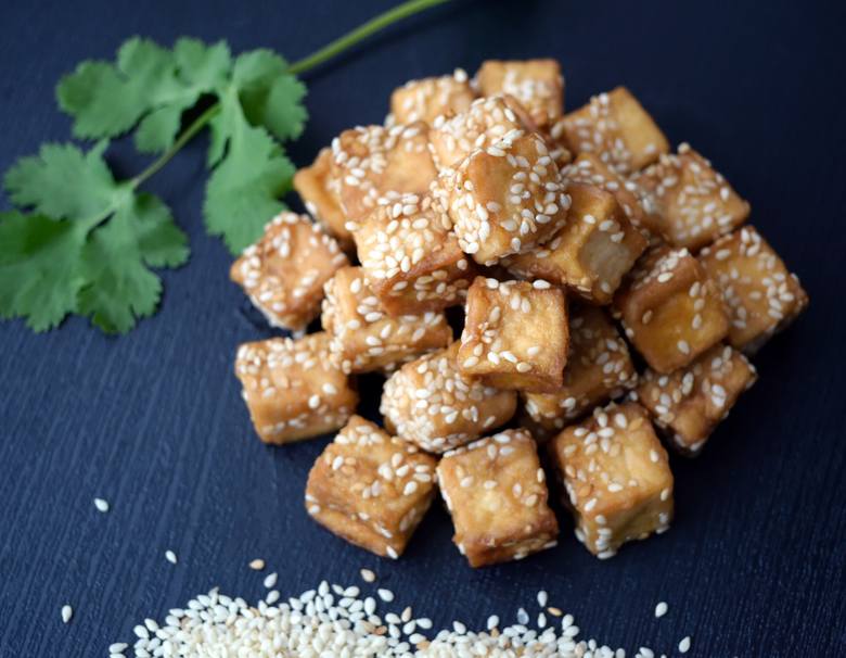 Na diecie wegańskiej dobrym zamiennikiem mięsa jest tofu, które w postaci smażonej, a zwłaszcza z dodatkiem sosu sojowego, zyskuje atrakcyjny wygląd,