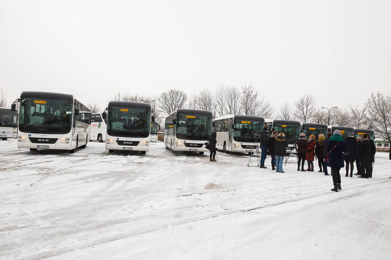 Flota PKS Białystok została wzbogacona o 8 autobusów MAN Lion’s Intercity łączących w sobie komfort, funkcjonalność oraz wysokie bezpieczeństwo. Każdy z nich ma 49 wygodnych siedzeń oraz 31 miejsc stojących. Każdy z pojazdów kosztował około 600 tys. złotych.<br /> <br /> [b]Bądź na bieżąco....