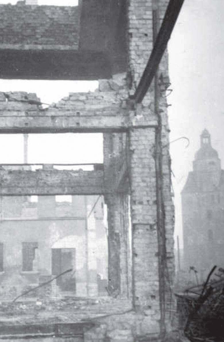 - Śródmieście Gorzowa uległo zniszczeniu nie w wyniku walk, lecz w wyniku pożarów wywoływanych przez żołnierzy radzieckich idących na Berlin - pisze