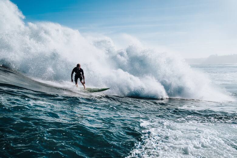 Surfer na morzu
