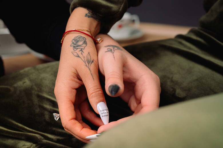 Małe tatuaże są delikatne i mogą być ozdobą kobiecego ciała. Wystarczy dobrać odpowiedni wzór i miejsce.