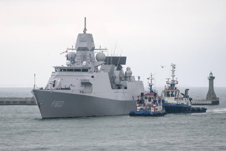 Dwie fregaty - holenderska i duńska - uzupełniają zapasy.
