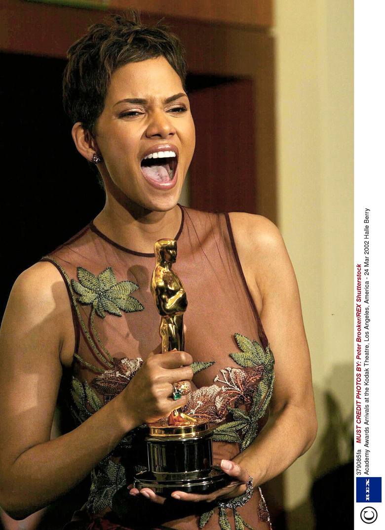 Halle Berry w 2002 r. z Oscarem dla najlepszej aktorki za rolę w filmie "Czekając na wyrok". Berry jest pierwszą Afroamerykanką, która zdobyła nagrodę Amerykańskiej Akademii Filmowej w tej kategorii.