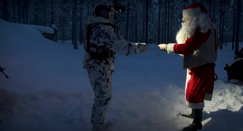 Święty Mikołaj u żołnierzy NATO w Finlandii. Małe oburzenie człowieka, który nosi strój Mikołaja od 40 lat