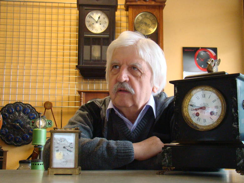 Prywatnie zegarmistrz Michał Kaczmarek zbiera zegarki kieszonkowe. W kolekcji ma 50. Wolny czas poświęca też wnukom. I ma zasadę: po pracy nie naprawia