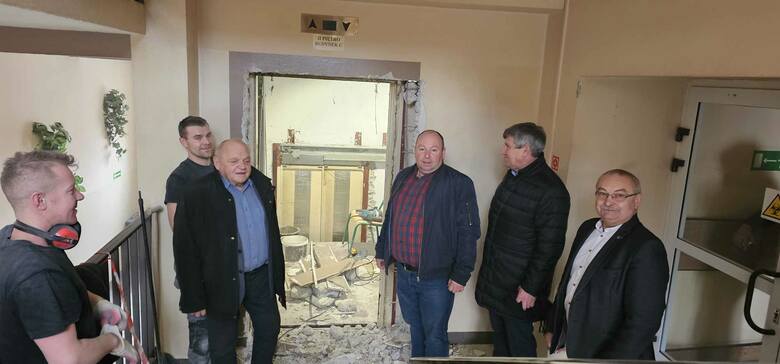 Przebieg prac remontowych oglądają: dyrektor DPS Krzysztof Wąsik (pierwszy z prawej), starosta pińczowski Zbigniew Kierkowski (drugi z prawej) i wykonawca
