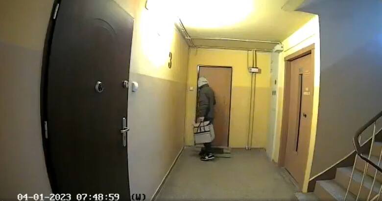 Na udostępnionym 4 stycznia nagraniu widać, jak niosący torbę mężczyzna ostrożnie podchodzi do drzwi każdego z mieszkań na piętrze i chwyta za klamki.