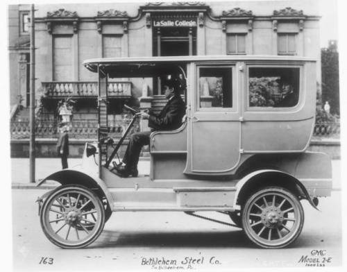 Fot. GMC: Na początku XX wieku w miastach amerykańskich używano taksówek z napędem elektrycznym. Na zdjęciu GMC Taxi z 1902 r.