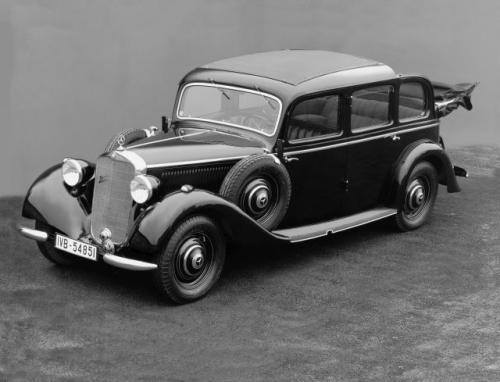 Fot. Mercedes-Benz: Pierwszą taksówką napędzaną silnikiem wysokoprężnym był Mercedes-Benz 260 D z 1936 r. na zdjęciu wersja z nadwoziem typu landaul