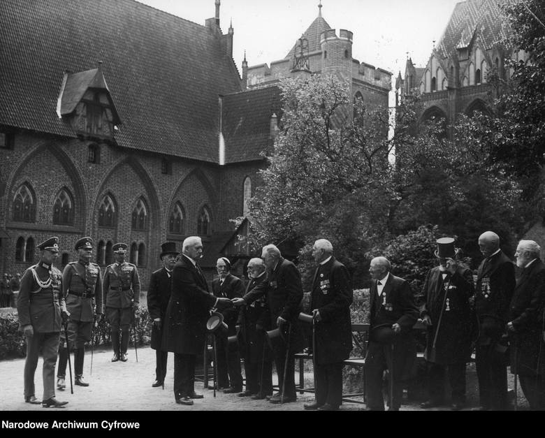 <strong>Malbork, 1931</strong><br /> <br /> Uroczystości w Malborku ku czci Zakonu Krzyżackiego. Prezydent Niemiec Paul von Hindenburg wita się z uczestnikami uroczystości. Malbork w plebiscycie w 1920 roku opowiedział się za przynależnością do Niemiec.<br />  <br />  