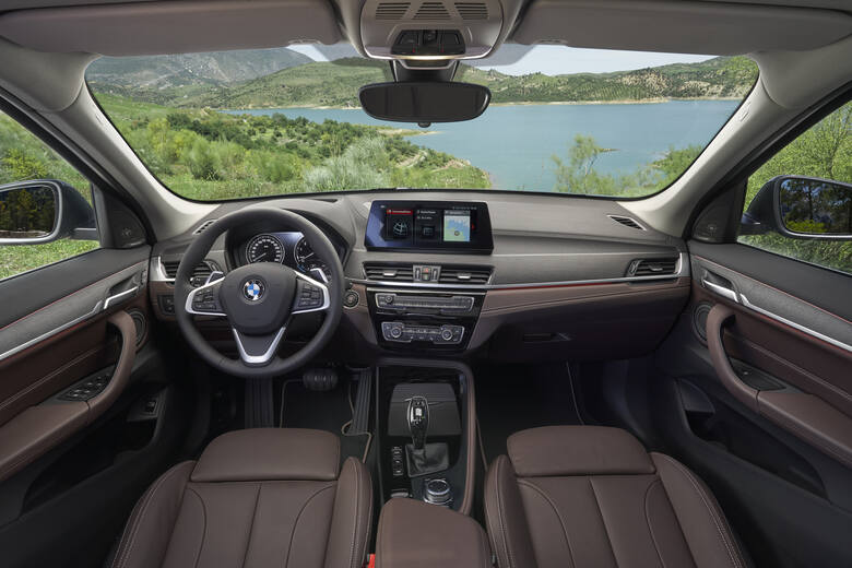 BMW X1Zmodernizowane BMW X1 jest też lepiej przygotowane na przyszłe normy emisyjne. Już w chwili rynkowego debiutu latem 2019 wszystkie benzynowe i