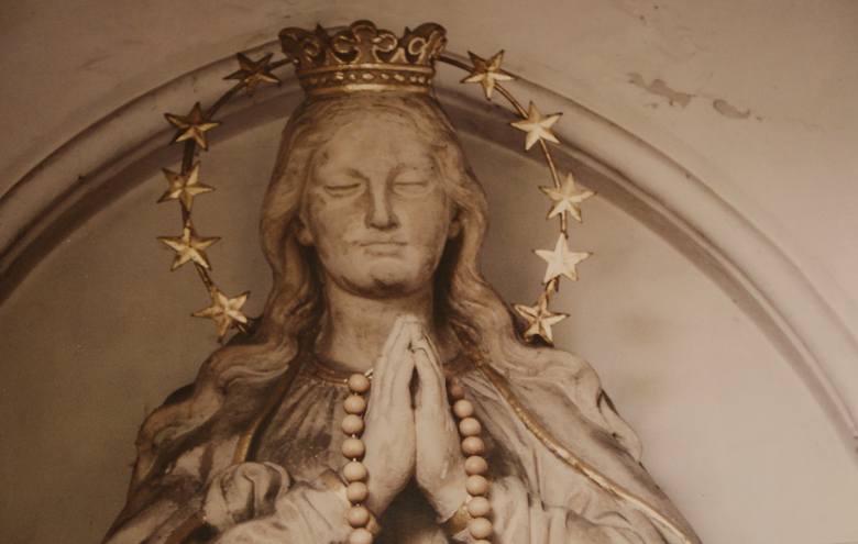 Kapliczka w parku w Rudach - rzeźba Matki Boskiej Niepokalanie Poczętej