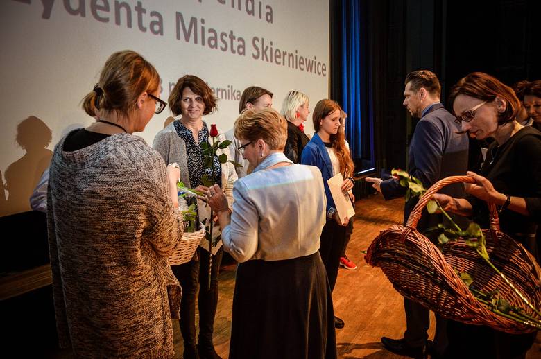 Stypendia prezydenta Skierniewic dla najlepszych uczniów [ZDJĘCIA]