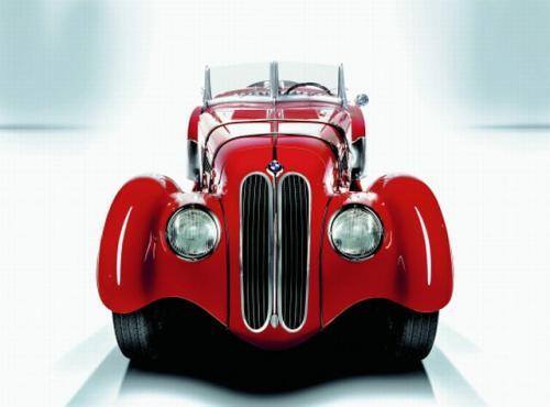 "Nerkę” rozsławił BMW 328. Między 1936, a 1940 rokiem powstało zaledwie 464 egzemplarze tego samochodu. Miał aerodynamiczne nadwozie z reflektorami