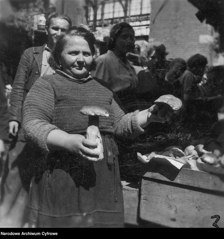 <strong>1947</strong><br /> <br /> Handel uliczny w Warszawie: sprzedaż grzybów.<br />  <br />  