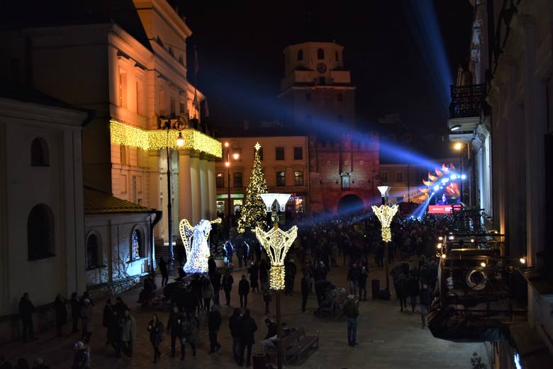 Po północy pod sceną przy Bramie Krakowskiej bawiło się mnóstwo osób
