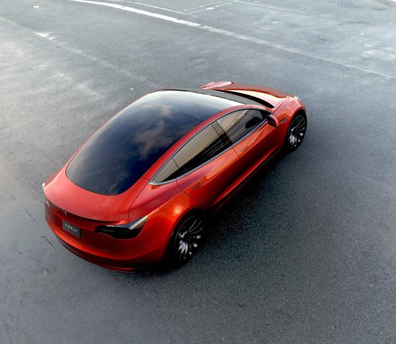 Tesla Model 3Pojazd został wyposażony w baterie produkowane przez Teslę i powstał na nowej płycie podłogowej. Na jednym ładowaniu pokonamy około 350