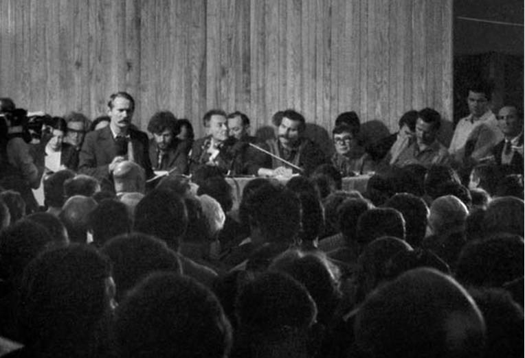 Zebranie założycielskie NSZZ „Solidarność” w Gdańsku, 17 września 1980 r. Przy mikrofonie jeden z członków delegacji opolskiej, Bogusław Bardon. Za stołem prezydialnym m.in. Lech Wałęsa i Anna Walentynowicz (obok siebie w centrum).
