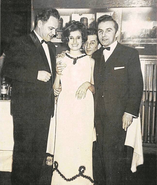 Tadeusz Wróblewski (pierwszy od lewej) z narzeczoną Łucją na balu maskowym BTW 5 stycznia 1929 roku. Bal odbył się w hotelu Pod Orłem.