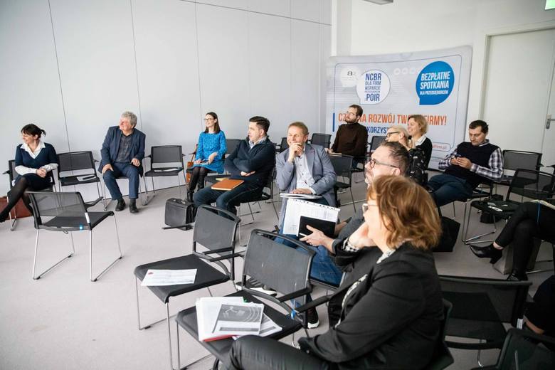 Uczestnicy warsztatów podczas dyskusji na warsztatach Narodowego Centrum Badań i Rozwoju w Białymstoku
