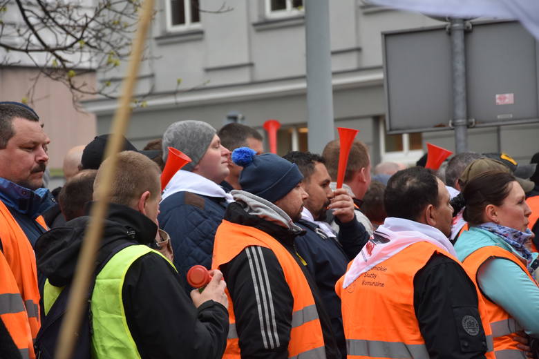 Pracownicy jednostek miejskich z Rybnika chcą 1500 zł PLUS