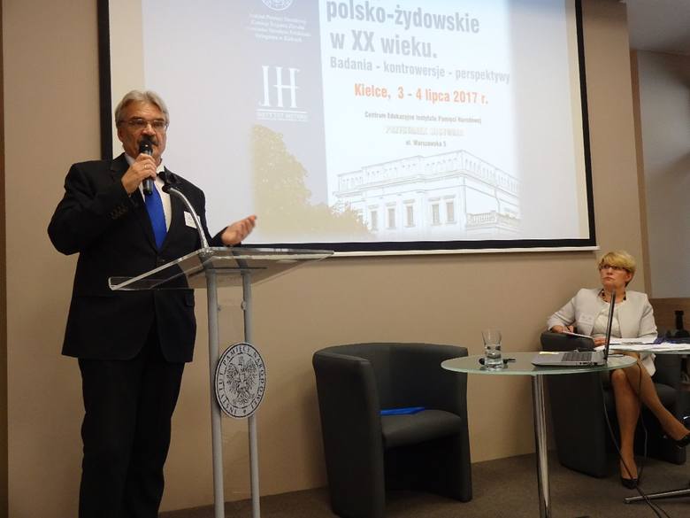 Dr Ryszard Śmietanka-Kruszelnicki wygłasza referat na temat pogromu w Kielcach