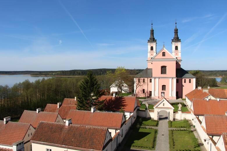 Widok z wieży zegarowej Klasztoru Pokamedulskiego w Wigrach.