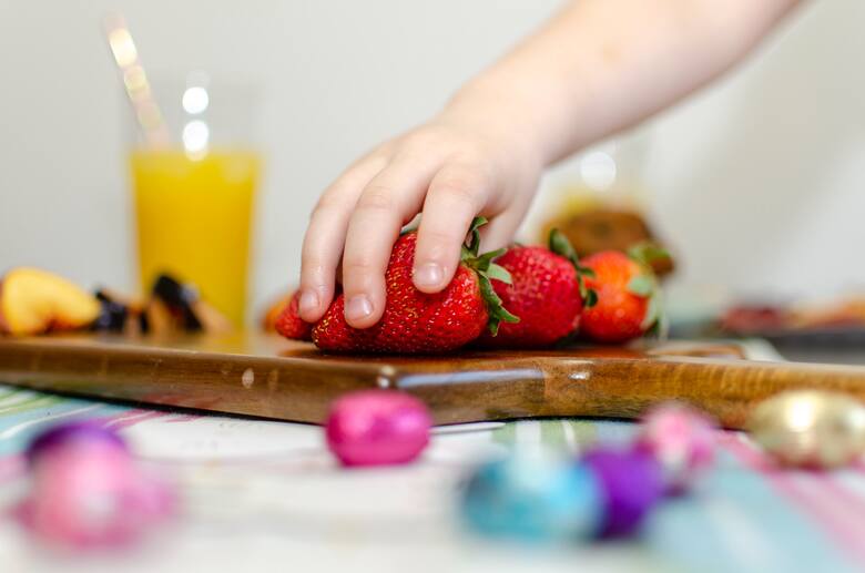 Kolory, kształty, zapachy - jedzenie również wpływa na dziecięce zmysły.