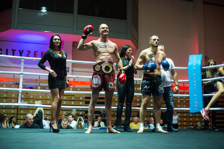 Adam Kosut w jedynej walce o pas w K1 do 91 kg (3 rundy po 3 minuty) okazał się lepszy od Łukasza Radosza. Zobaczcie zdjęcia z Extra Gala Poznań Fight