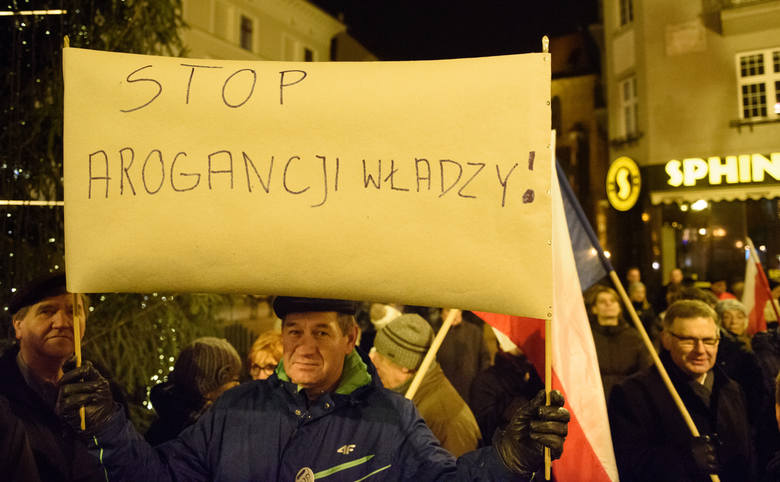 W Toruniu protestowało 200 osób. Pod dyskretną obserwacją policji, która dostała zlecenie ochrony m.in. siedzib PiS.