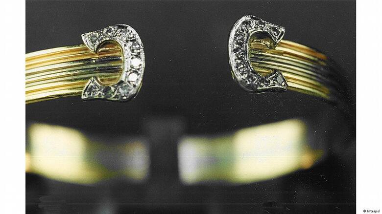 Przy jednej z zamordowanych kobiet znaleziono charakterystyczną złotą bransoletę z diamencikami