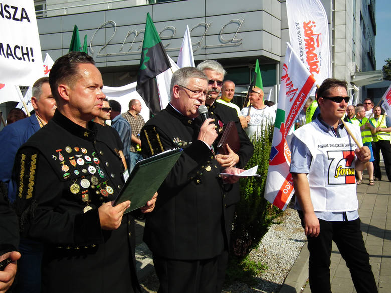 Przed budynkiem RDOŚ w Poznaniu odbyły się protesty zarówno zwolenników, jak i przeciwników budowy odkrywki w Ościsłowie. Teraz z powrotem, decyzją GDOŚ, tematem ma zająć się Poznań