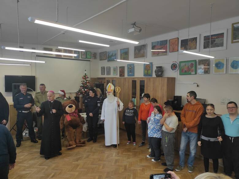 Ksiądz biskup Marian Florczyk z Kielc ze świętym Mikołajem, policją i strażą graniczną odwiedził niepełnosprawne dzieci i dorosłych z DPS
