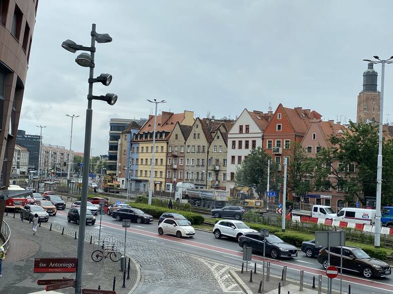 Rozpoczęły się prace remontowe na ul. Kazimierza Wielkiego we Wrocławiu. Fińska firma Fortum wymienia stary ciepłociąg. Zdjęcie wykonane około godz.