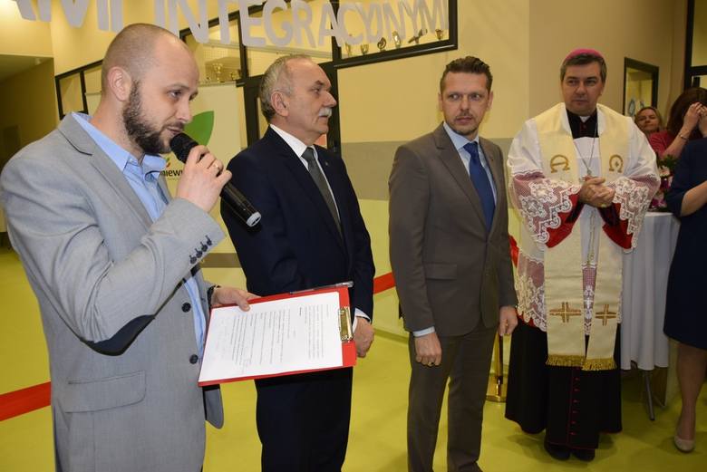 W piątek, 18 stycznia, odbyło się oficjalne otwarcie Przedszkola nr 3 w Skierniewicach. Było mnóstwo zaproszonych gości, przemówienia, upominki. Placówkę poświęcił sam biskup łowicki ks. Wojciech Osial.