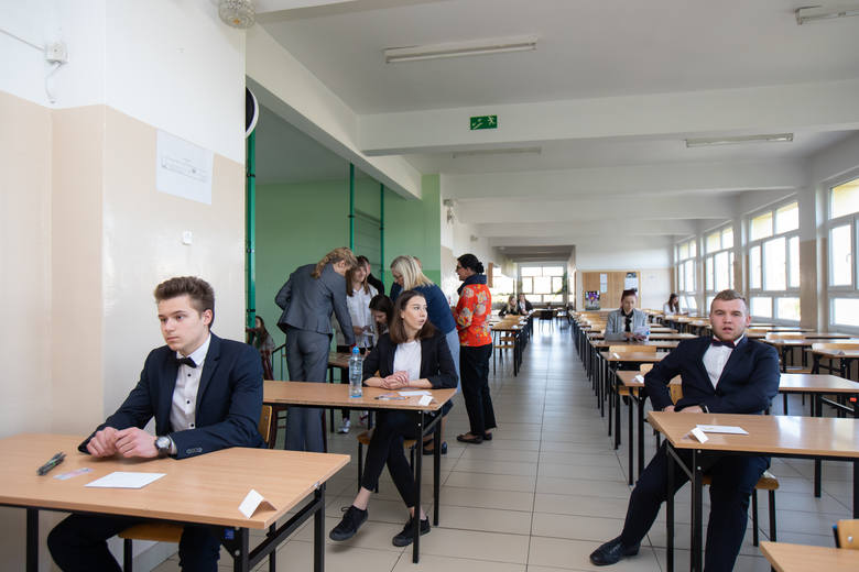 W poniedziałek (6 maja) w całej Polsce odbyły się egzaminy maturalne z języka polskiego. Nasi fotoreporterzy towarzyszyli dzisiaj bydgoskim maturzystom. Zobaczcie zdjęcia z VIII LO w Bydgoszczy na kilka minut przed rozpoczęciem matury z języka polskiego. 