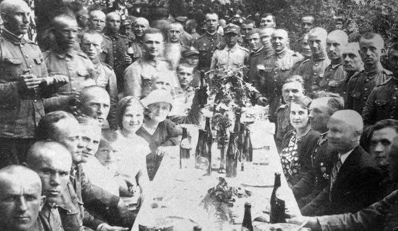 Z okazji wizyty Piłsudskiego wydano obiad w ogrodach Pałacu Branickich, 21 sierpnia 1921 roku. Do stołów zasiadło aż 2 tysiące gości 