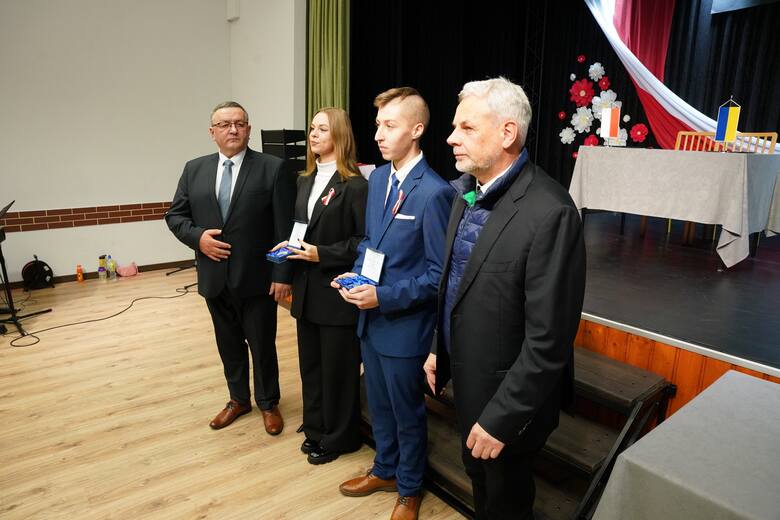 Natalia Zielińska i Aleksander Szczepański otrzymali medale Primus Inter Pares. To najlepsi absolwenci Szkoły Podstawowej w Subkowach. Wyróżnienia wręczono