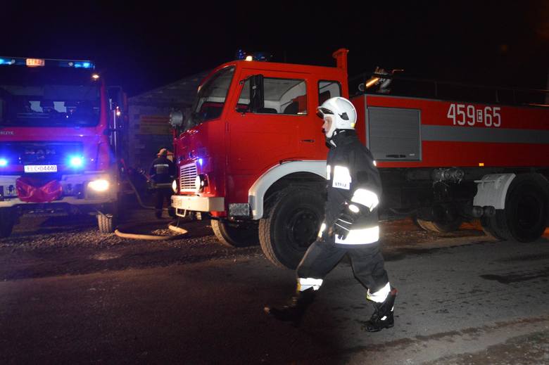Pożar w Rząśnie pod Łowiczem. Paliło się złomowisko samochodów (Aktualizacja)
