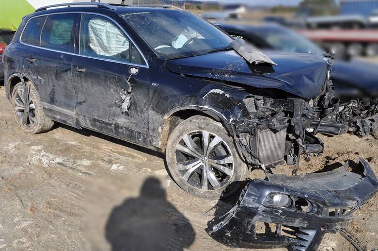 Policjanci zatrzymali nietrzeźwego 35-letniego kierowcę Volkswagena, który na autostradzie A1 stracił panowanie nad samochodem i uderzył w 2 latarnie