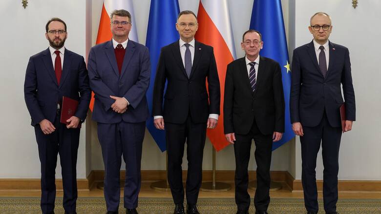 Prezydent Andrzej Duda powołał dwóch nowych doradców. Są to: Stanisław Żaryn (pierwszy z lewej) oraz Błażej Poboży (pierwszy z prawej). Na ceremonii