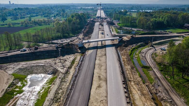 Na części odcinków budowanej S1 między Oświęcimiem a Dankowicami położony jest już asfalt